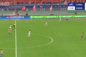 技术优势！瓦科边路1v2过人后被拉拽放倒，制造对手黄牌