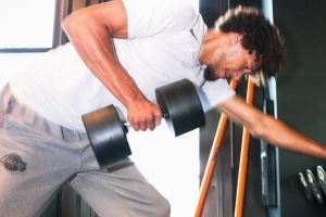 上赛季场均6.8分4.8板！湖人官方晒海斯训练照：休赛期苦练💪