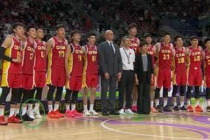 暴长10公分！颁奖后合影 高诗岩偷偷踮起了脚尖