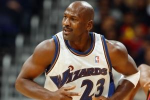 卢：奇才时期的乔丹靠一条腿场均21分 40岁的他还会提前训练