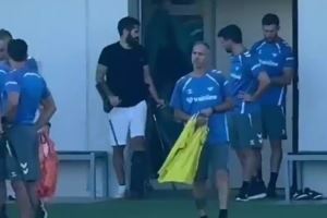 六台：伊斯科拄拐回到贝蒂斯训练基地，恢复情况良好