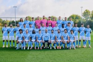 曼城新赛季全家福：瓜帅C位，左侧为福登，右侧为B席