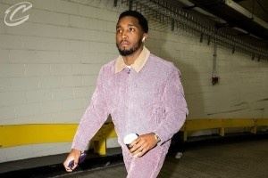 主打一个舒适！骑士球员抵达球馆 清一色运动休闲风！