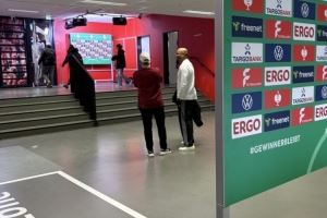 相谈甚欢！记者：孔帕尼赛后与科隆主帅夸斯尼奥克交流